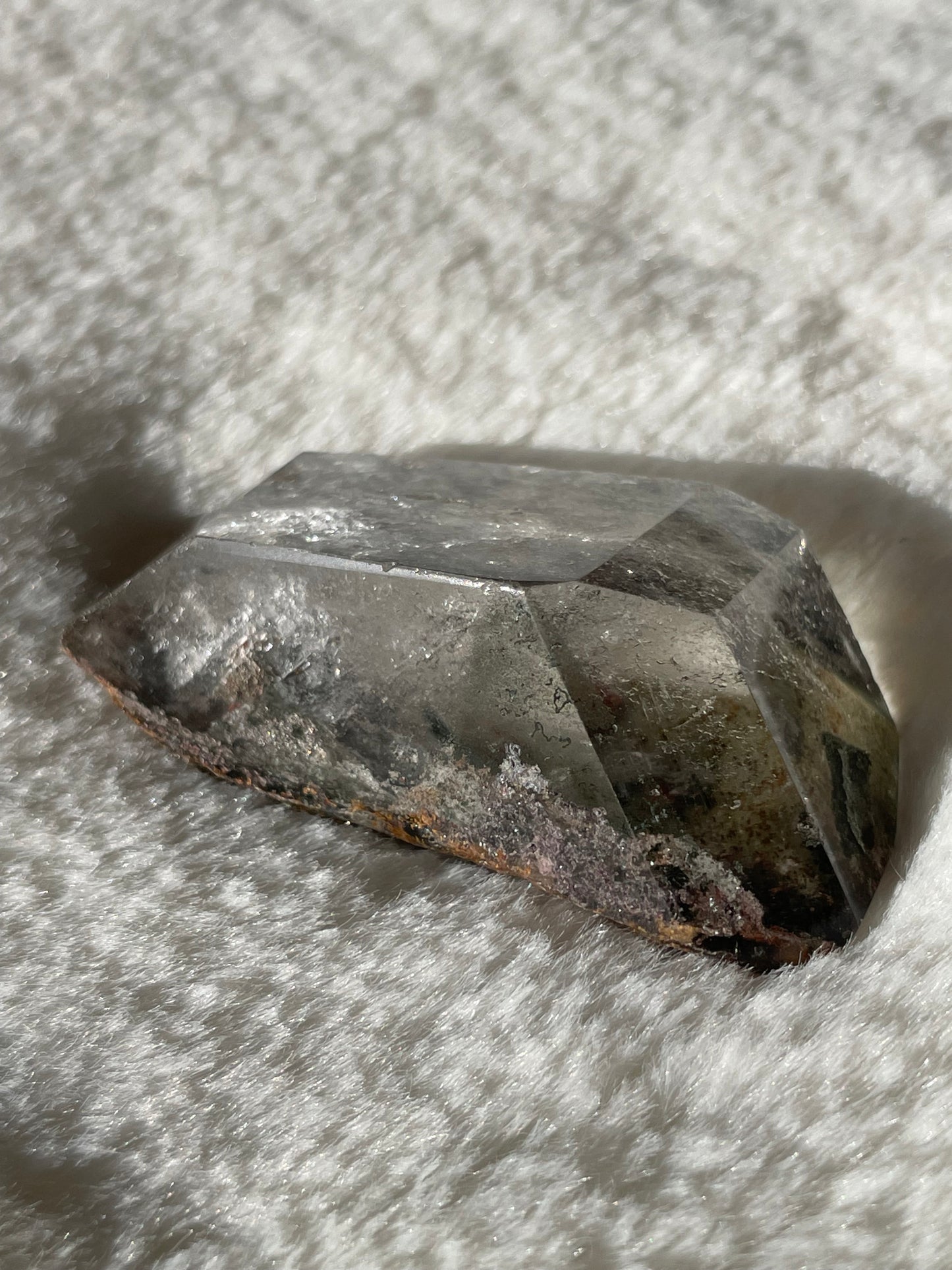 Forme libre quartz lodolite (rare)